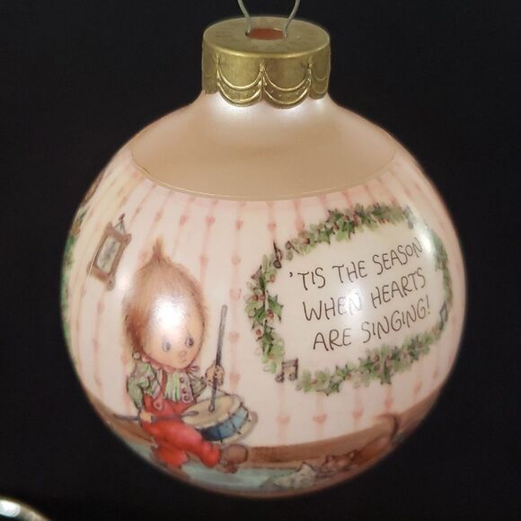 Vintage Hallmark Betsey Clark: Home for Christmas Glass Ball Ornament Dated 1990 - Picture 5 of 11